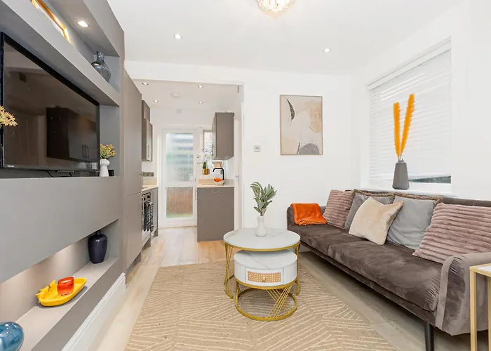 Classy 2Br Btw Wimbledon & Streatham, 10 Min Tube