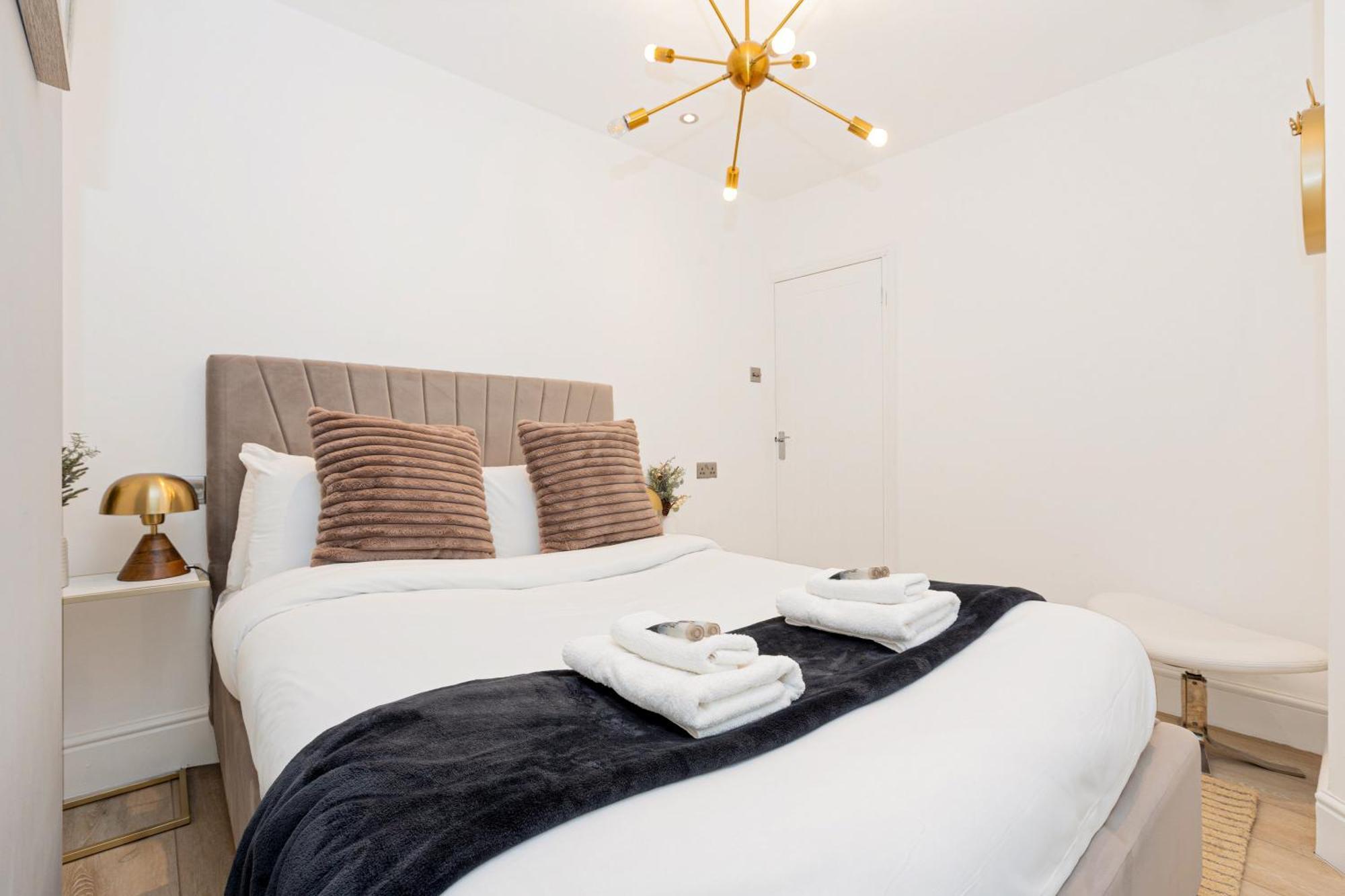 Classy 2br Btw Wimbledon & Streatham, 10 Min Tube Apartment London