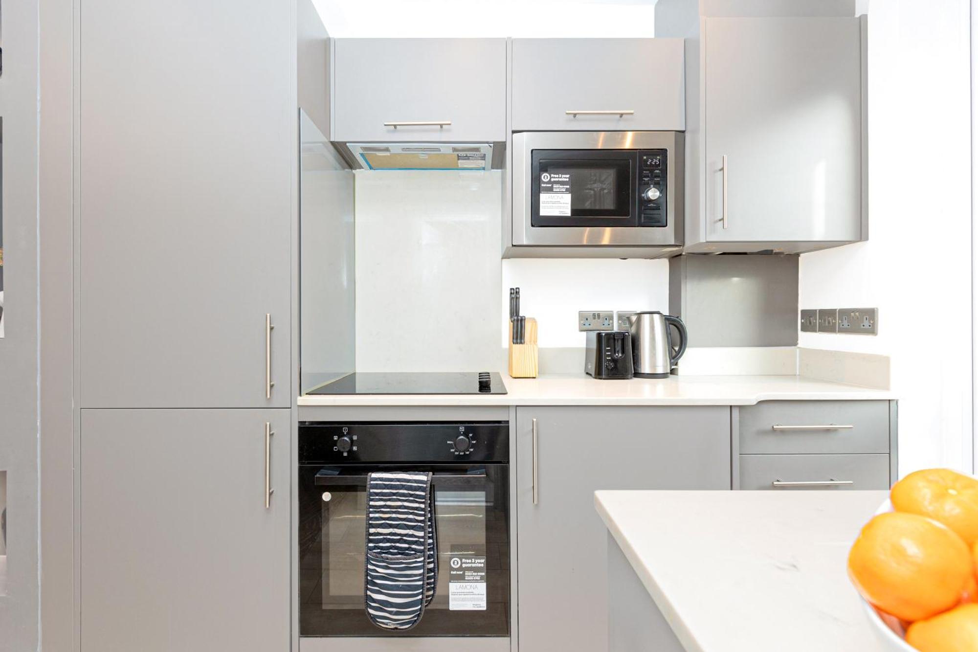 Classy 2br Btw Wimbledon & Streatham, 10 Min Tube Londra