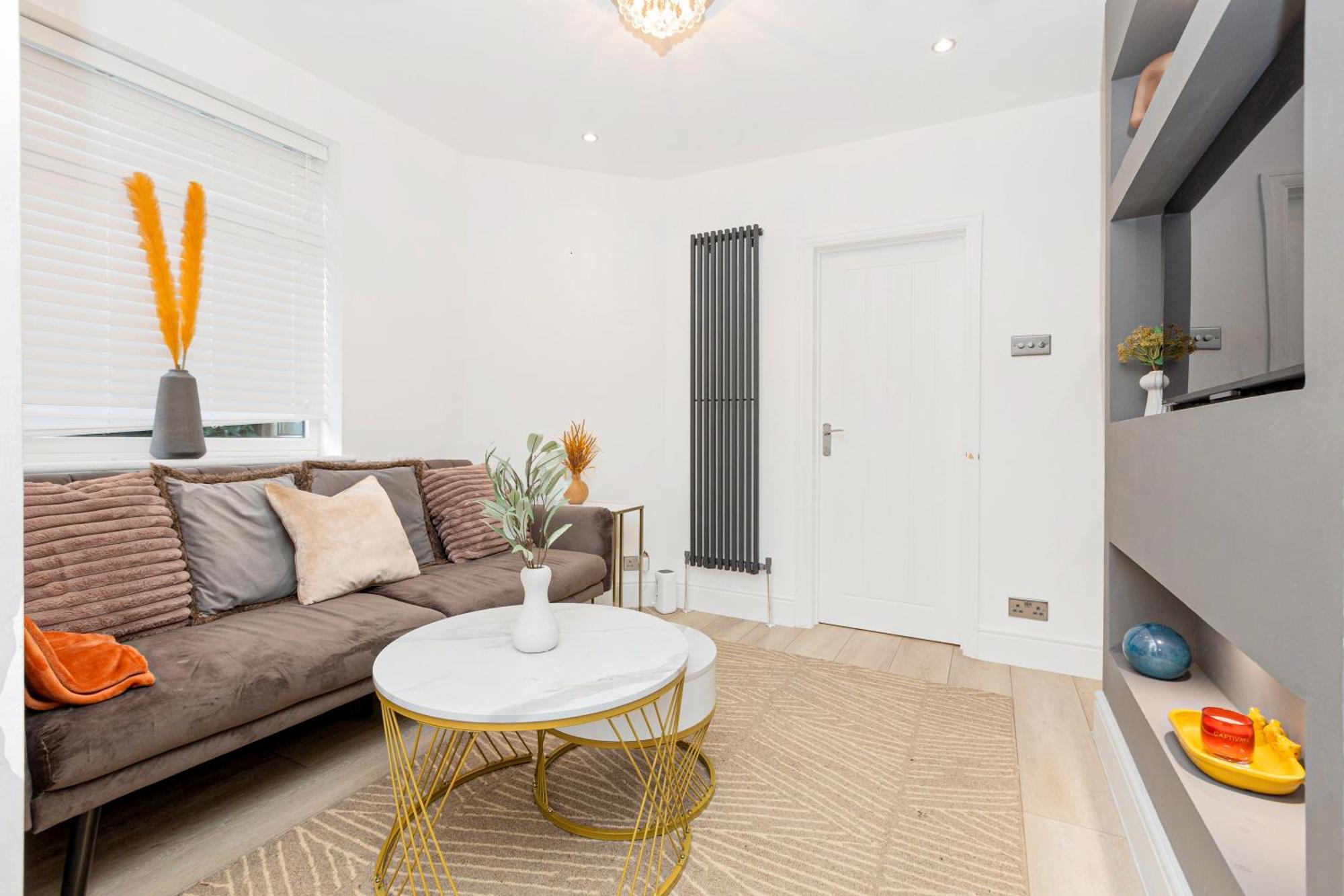 Classy 2br Btw Wimbledon & Streatham, 10 Min Tube * Londra